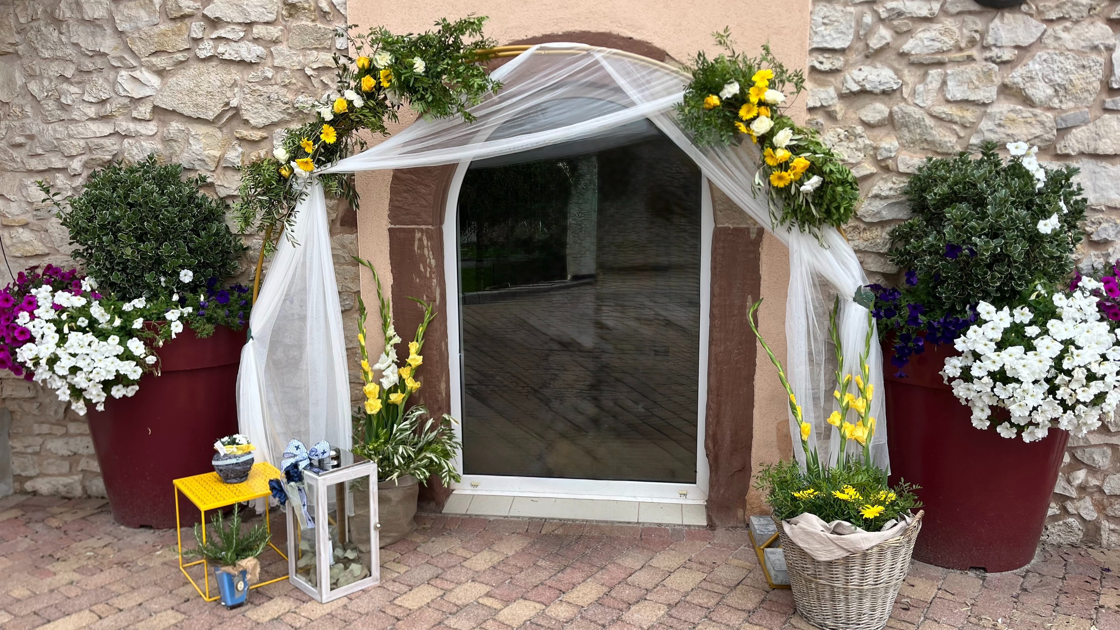 Décor floral et bougies