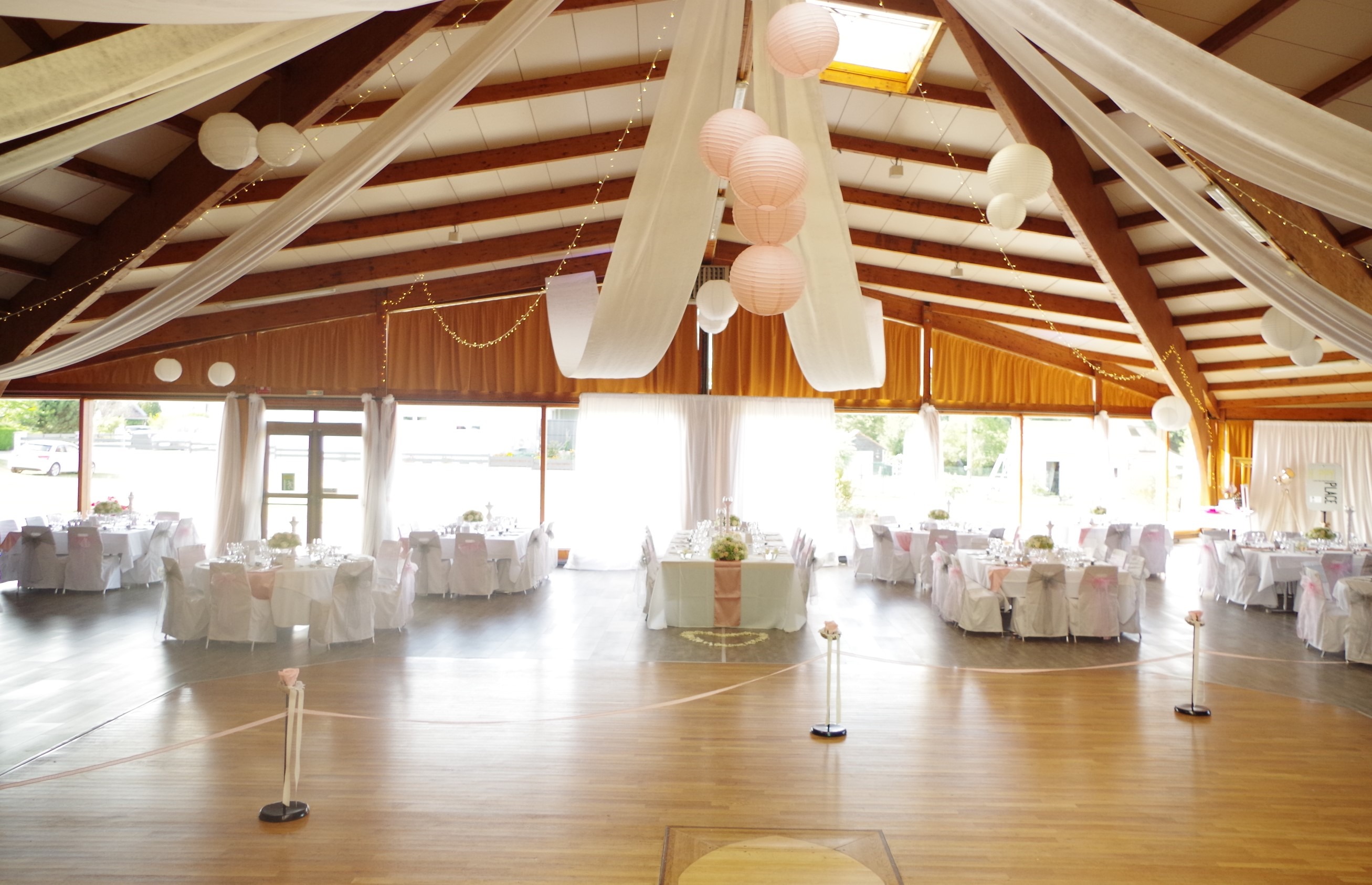 Décoration de salle et mise en scène florale