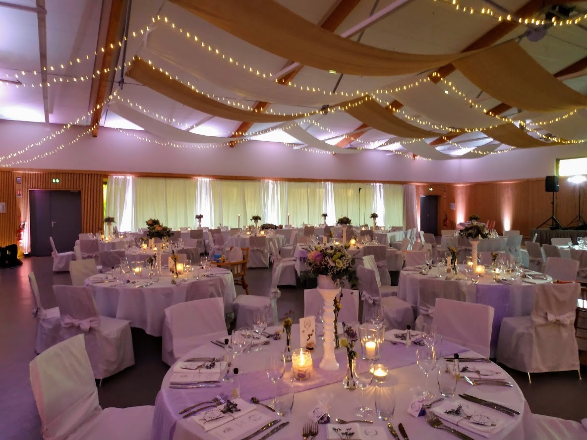 Salle décorée avec des guirlandes au plafond