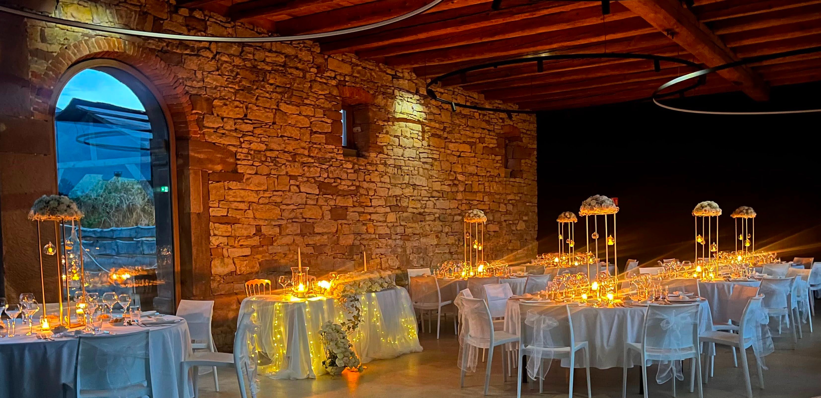 Salle de réception de mariage illuminée avec centres de table floraux