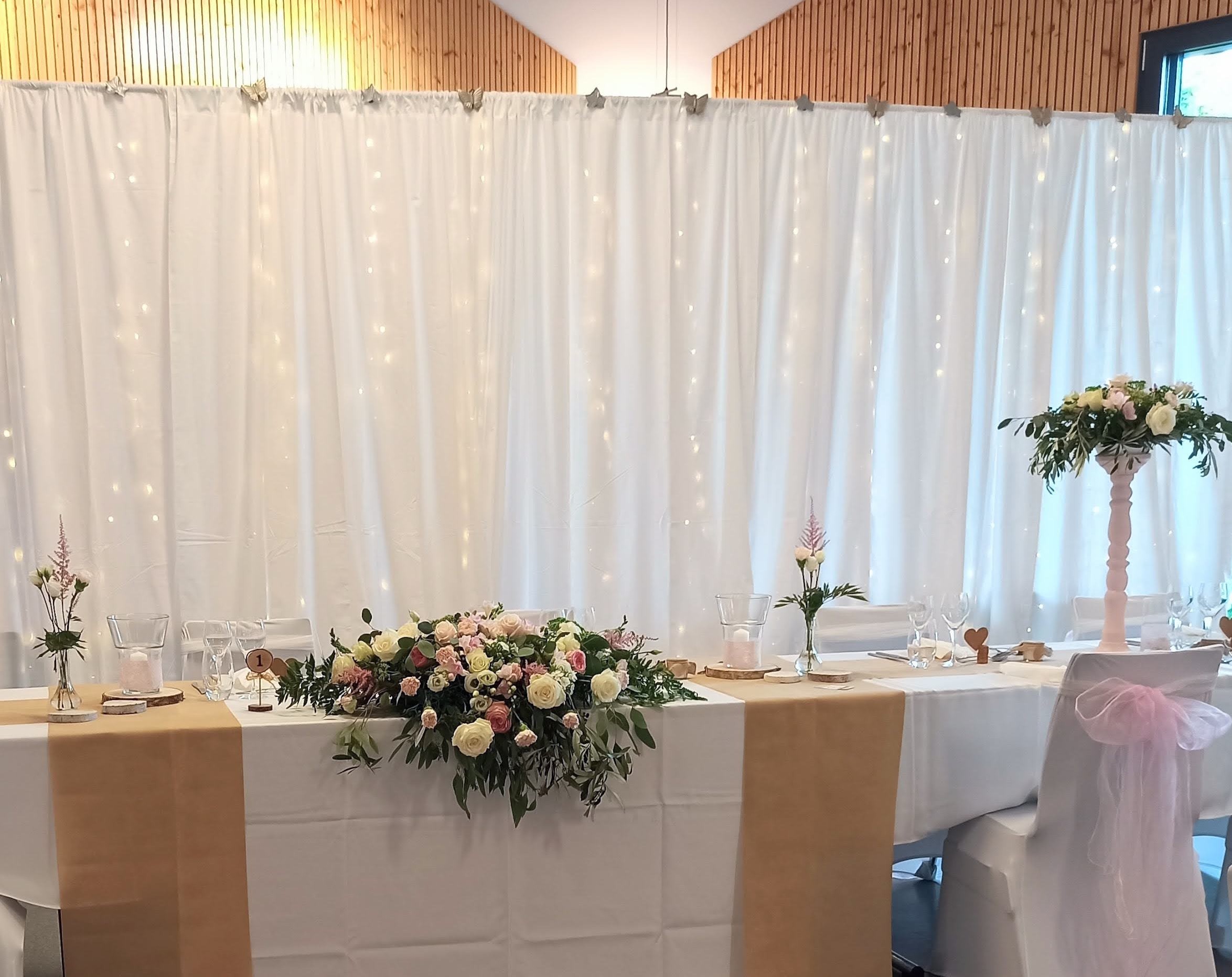 Table des mariés avec drapé lumineux
