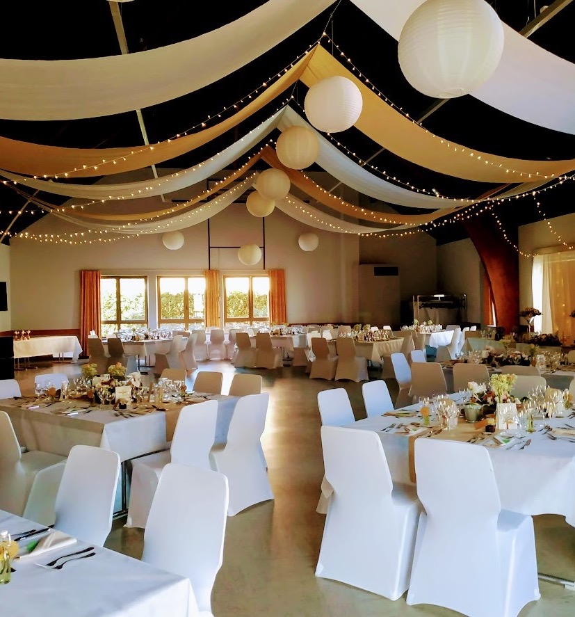 Voilages et suspensions au plafond pour mariage